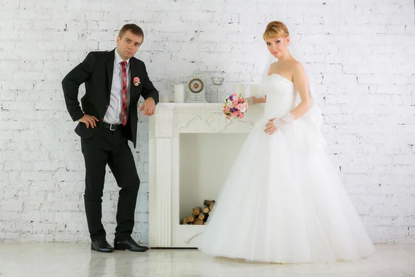 Bela noiva um noivo em seu dia de casamento perto da lareira — Fotografia de Stock