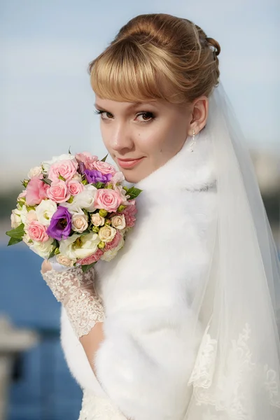 Bella sposa in pelliccia bianca — Foto Stock