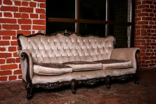 Καθιστικό με μπεζ καναπέ στον τούβλινο τοίχο — Φωτογραφία Αρχείου