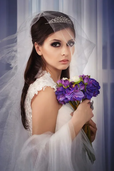 Portrait bride wih bouquet in studio — Stock Photo, Image