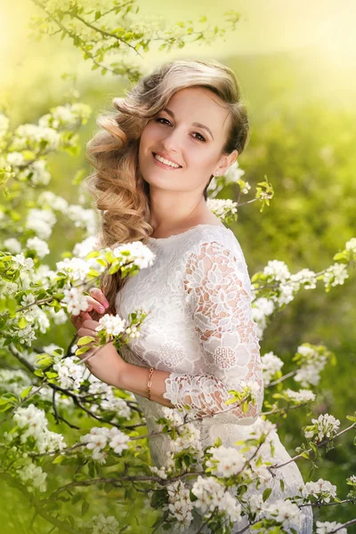Портрет красивой блондинки в цветущем саду — стоковое фото
