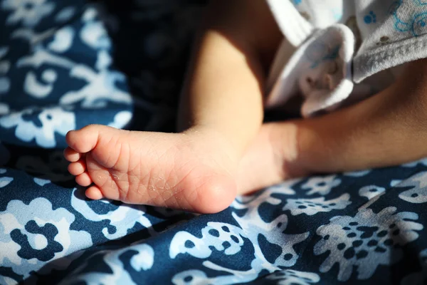 Ноги новорожденного ребенка, отпечаток ноги — стоковое фото
