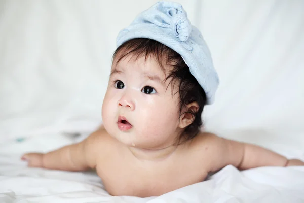 Sweet Newborn Baby in Blue Bobble Hat Lies on Bed — Stock Photo, Image