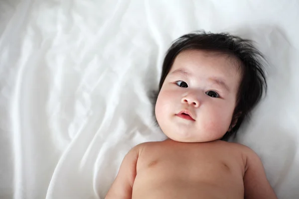 Retrato do bebê recém-nascido deitado em uma cama, vista superior — Fotografia de Stock