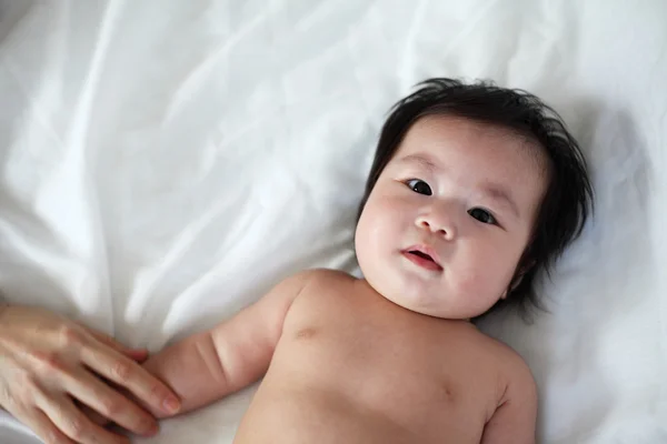 Retrato do bebê recém-nascido deitado em uma cama, vista superior — Fotografia de Stock