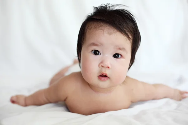 Doce bebê recém-nascido mente na cama — Fotografia de Stock