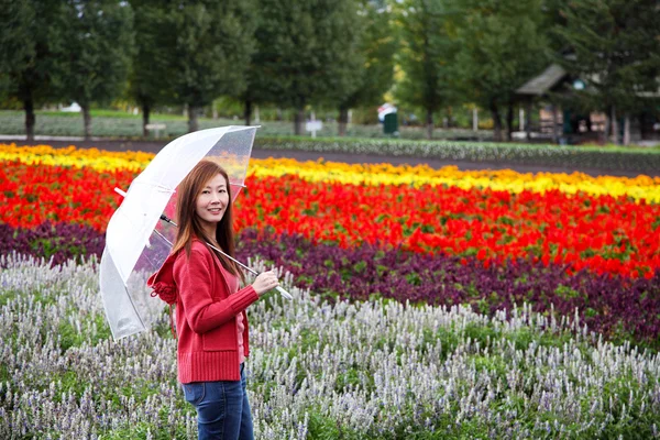 Mulher com guarda-chuva em Tomita Lavender Farm, Hokkaido — Fotografia de Stock