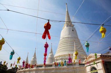 Beyaz Pagoda Wat Prayurawo fener ve tören iplik ile