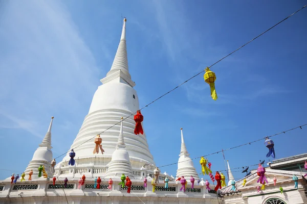 Biała Pagoda w Wat Prayurawongsawas Worawiharn w Bangkoku — Zdjęcie stockowe