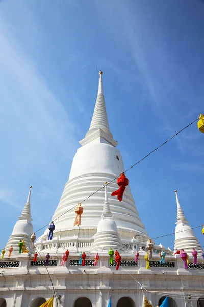 Biała Pagoda w Wat Prayurawongsawas Worawiharn w Bangkoku — Zdjęcie stockowe