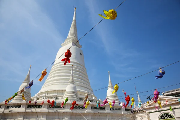 White Pagoda with lantern and ceremonial thread at Wat Prayurawo — Stock Photo, Image