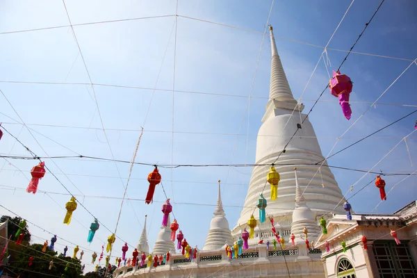 White Pagoda with lantern and ceremonial thread at Wat Prayurawo — Stock Photo, Image