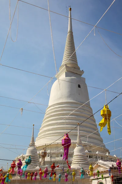 White Pagoda with lantern and ceremonial thread at Wat Prayurawo — Stock Photo, Image