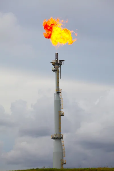 Apilamiento de bengalas en planta de refinería de petróleo y gas — Foto de Stock