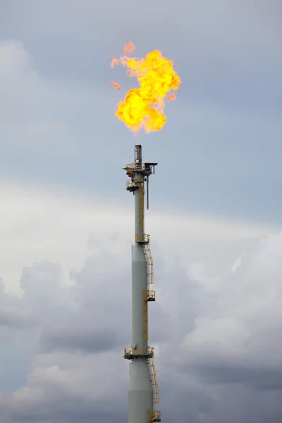 Apilamiento de bengalas en planta de refinería de petróleo y gas — Foto de Stock