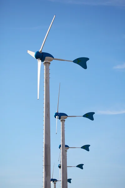 Зеленая концепция возобновляемых источников энергии - ветрогенераторы на голубом — стоковое фото