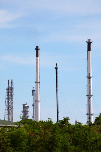 石油和天然气精炼厂的烟囱 — 图库照片
