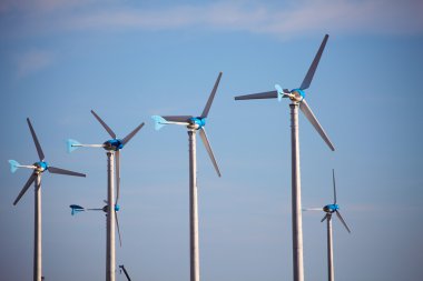 Yenilenebilir enerji kavramı yeşil - mavi rüzgar jeneratör jeneratörler