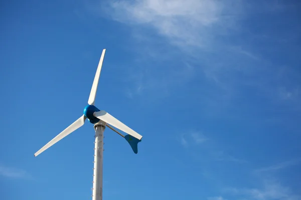 Conceito de energia renovável verde - turbinas eólicas a azul — Fotografia de Stock