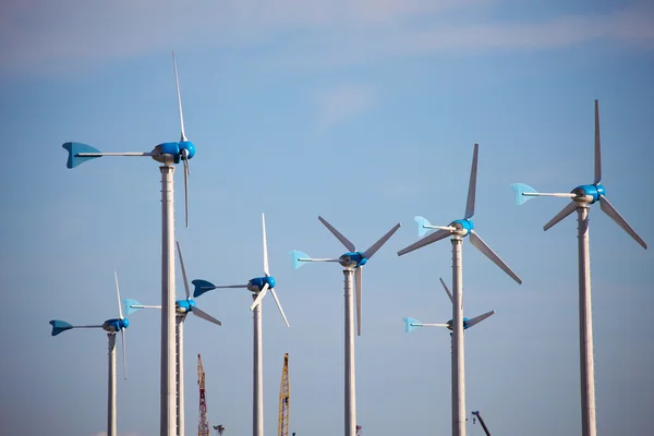 Concepto de energía renovable verde - turbinas de aerogeneradores en azul Fotos de stock