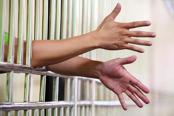 Hand in Hand ins Gefängnis — Stockfoto