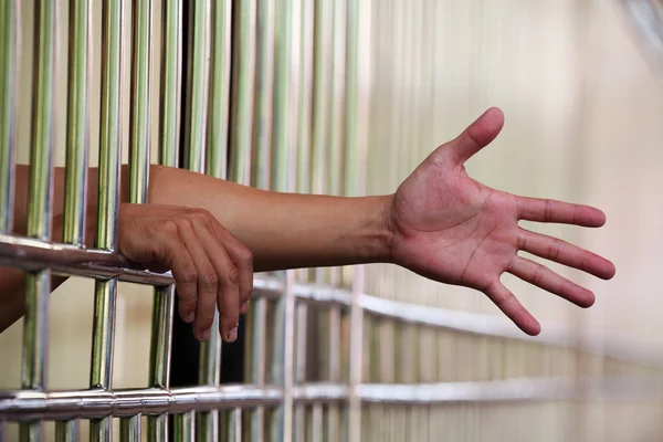 Hand in Hand ins Gefängnis — Stockfoto