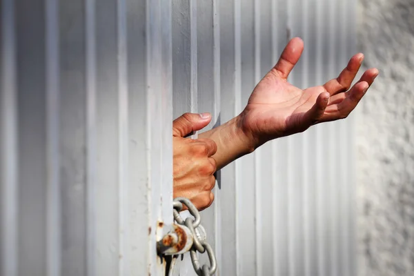 Hand in Hand ins Gefängnis — Stockfoto