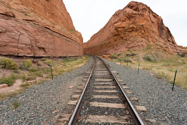 Tren yolu kemerler üzerinden — Stok fotoğraf