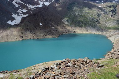 Grnsee Weibrunn Val d 'Yulate' de, Güney Tyrol, İtalya 'da, Alpler' de arka planda dağları olan rezervuar, mavi-yeşil buzullu göl ve yüksek dağlarda kar tarlaları, yazın yürüyüş.