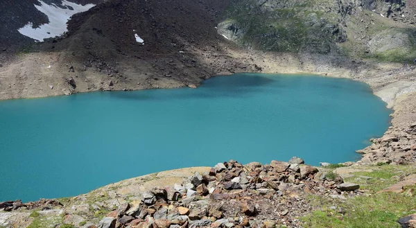 Val Yulate South Tyrol ItalyのGrnsee Weibrun 背景に山があるアルプスの貯水池 高い山の青緑色の氷河の水と雪原がある湖 夏のハイキング — ストック写真