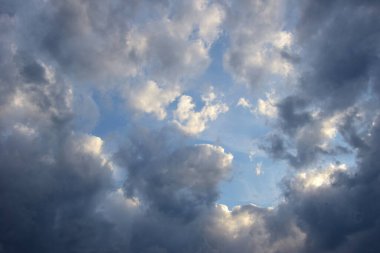 Bulutlu gökyüzü, beyaz ve gri bulutlu yaz gökyüzü, güneş ışığı, hava değişimi