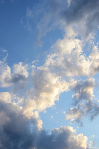 Molnhimmel Sommarhimmel Med Vita Och Grå Moln Solljus Väderomslag — Stockfoto