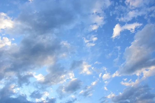 Cielo Nuboso Cielo Verano Con Nubes Blancas Grises Luz Del —  Fotos de Stock