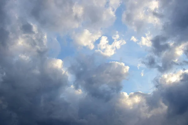 Cielo Nuboso Cielo Verano Con Nubes Blancas Grises Luz Del —  Fotos de Stock
