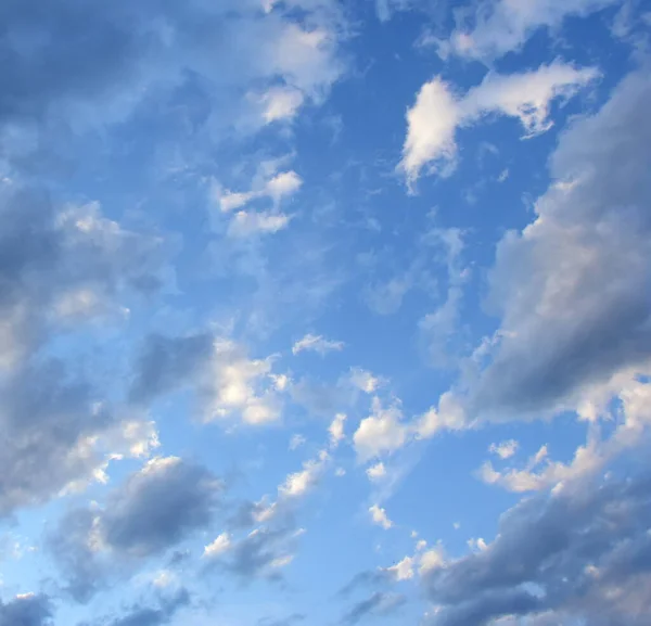 Molnhimmel Sommarhimmel Med Vita Och Grå Moln Solljus Väderomslag — Stockfoto