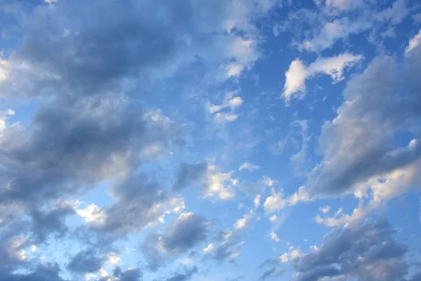 Molnhimmel Sommarhimmel Med Vita Och Grå Moln Solljus Väderomslag — Stockfoto