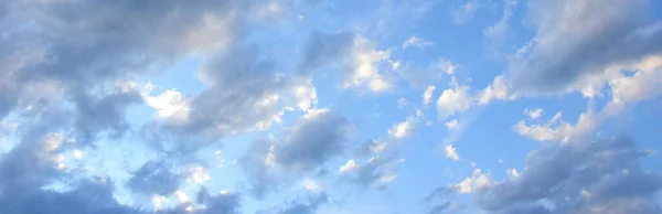 Obloha Mraků Letní Obloha Bílými Šedými Mraky Slunci Změna Počasí — Stock fotografie