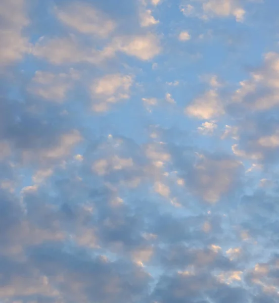 Cielo Nuboso Cielo Verano Con Nubes Blancas Grises Luz Del —  Fotos de Stock