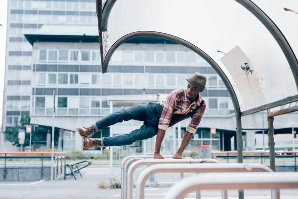 Afro negro hombre saltar — Foto de Stock