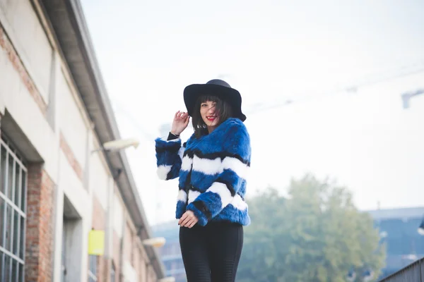 Eastern woman walking outdoor in city — Stock Photo, Image