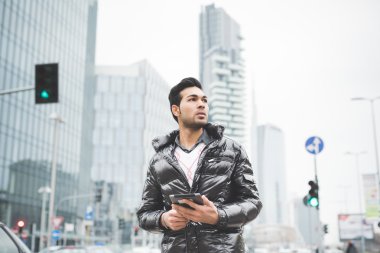 Tablet kullanarak iş adamı