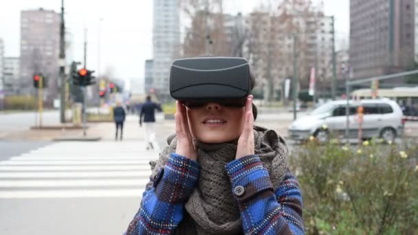 Mujer usando visor 3D — Vídeos de Stock