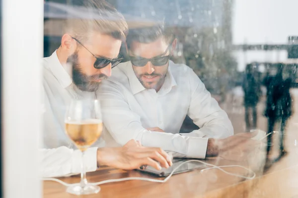 Modern business men sitting in a bar — Stock Photo, Image