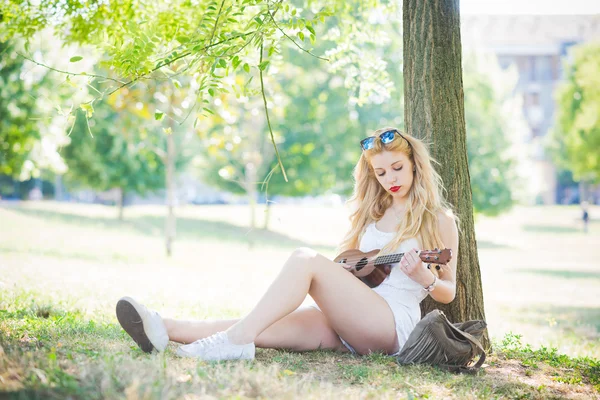 Mulher sentada em um parque da cidade — Fotografia de Stock