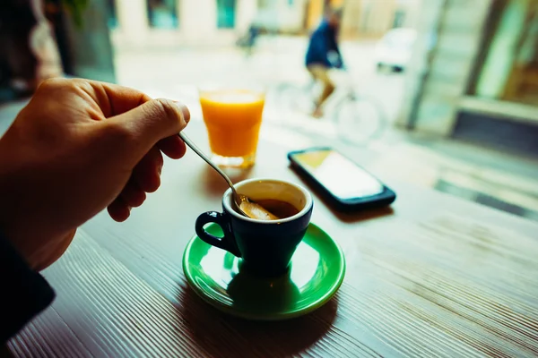 Hombre revolviendo el café en una taza —  Fotos de Stock
