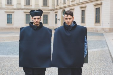 Milan, İtalya - 26 Şubat 2016: Şık erkekler atte birkaç