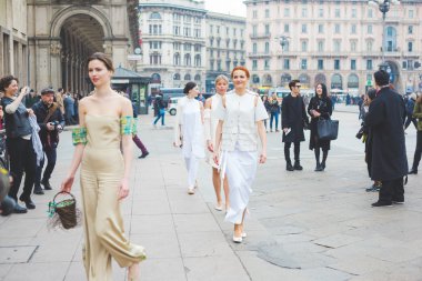 Milano, İtalya - 26 Şubat 2016: Sokakta strutting modelleri