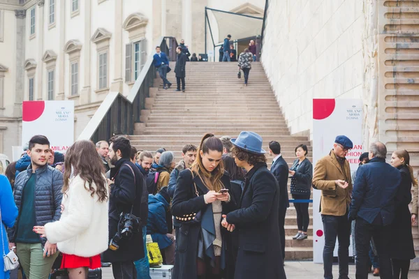 MILÁN, ITALIA - 26 DE FEBRERO DE 2016: personas que asisten a modelos y vi —  Fotos de Stock