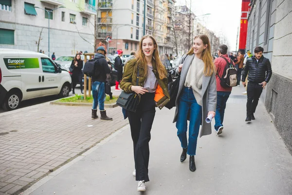 Milano, Italien - 26 februari 2016: Moderiktiga kvinnor deltog mo — Stockfoto