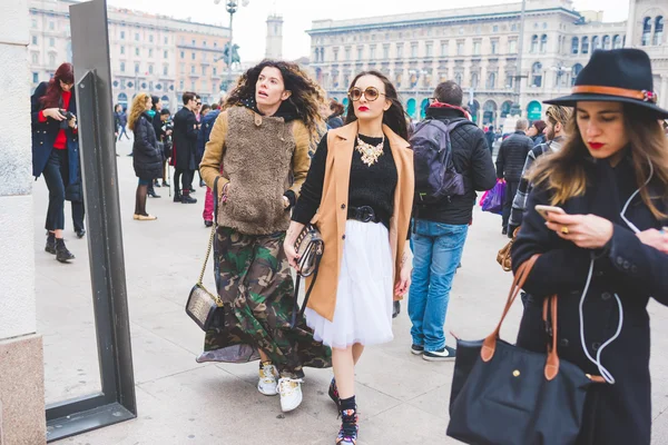 Milano, Italien - 26 februari 2016: folk gå modeller och vi — Stockfoto